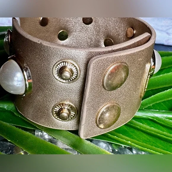 Elegant Gold and Pearl Studded Bracelet - Picture 4 of 7